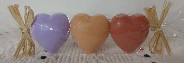 Savonnerie BleuJaune: Papillote mit 3 Herzseifen Savon de Marseille rot